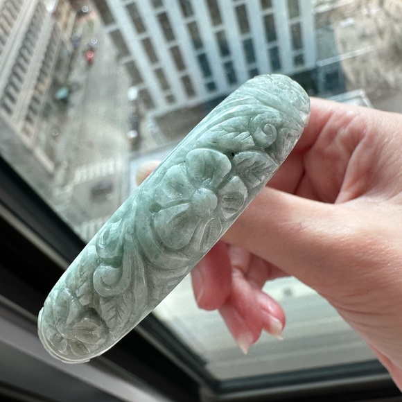 Jadeite Jade Engraved Flower Bangle Diameter 59 mm - Picture 11 of 14